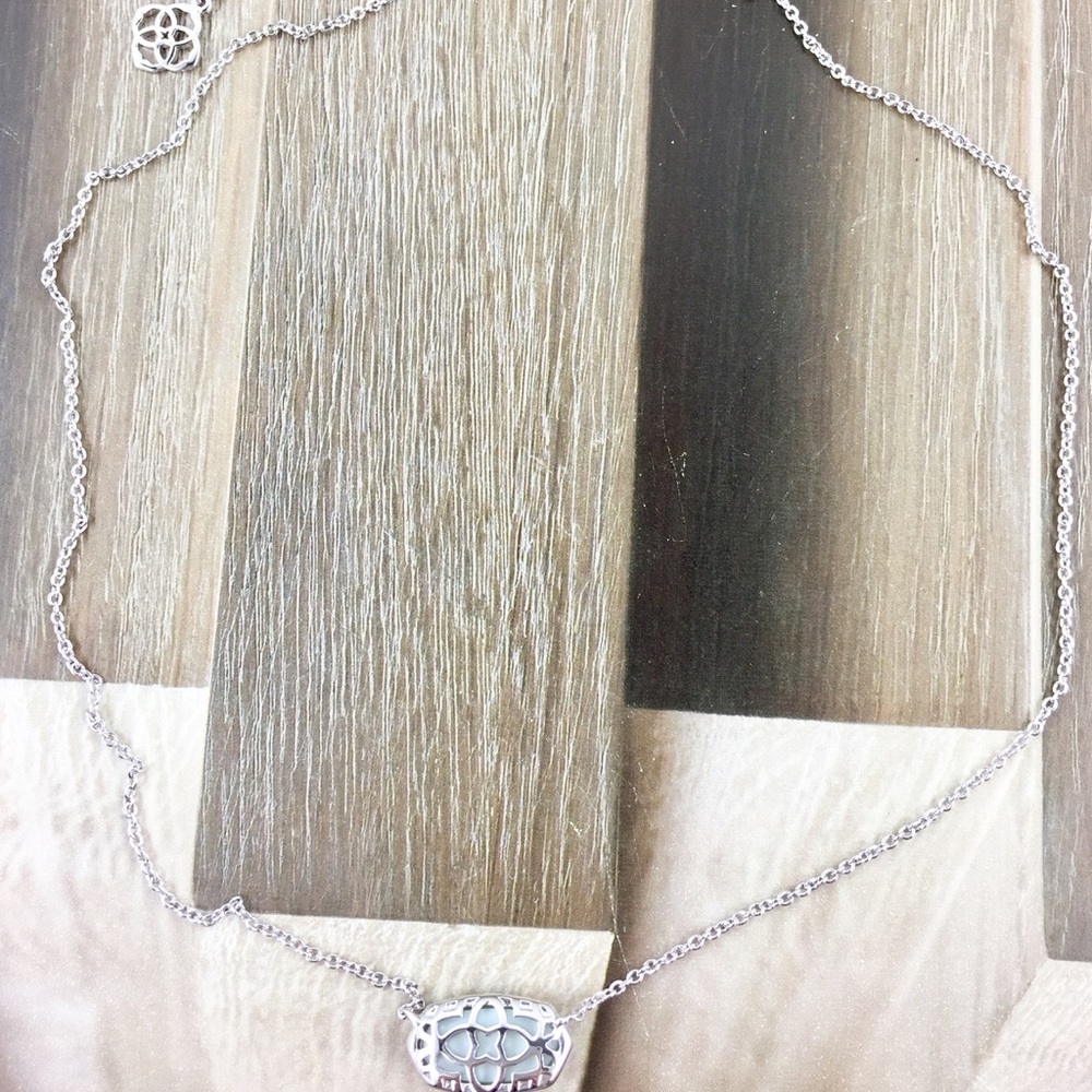 Kendra Scott Elisa peridot silver necklace - Picture 3 of 3